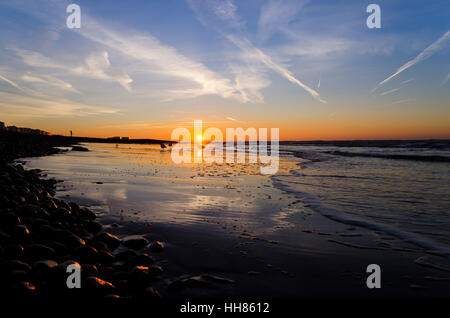 Brighton, East Sussex. 18 gennaio 2017. Regno Unito Meteo. Il sole sorge su una bassa marea su molto freddo e gelido mattino. La giornata dovrebbe rimanere chiaro e soleggiato, con temperature che dovrebbe scendere al di sotto di zero gradi centigradi questa sera, che conducono ad un'altra diffusa sharp frost. Credito: Francesca Moore/Alamy Live News Foto Stock
