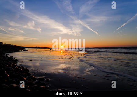 Brighton, East Sussex. 18 gennaio 2017. Regno Unito Meteo. Il sole sorge su una bassa marea su molto freddo e gelido mattino. La giornata dovrebbe rimanere chiaro e soleggiato, con temperature che dovrebbe scendere al di sotto di zero gradi centigradi questa sera, che conducono ad un'altra diffusa sharp frost. Credito: Francesca Moore/Alamy Live News Foto Stock