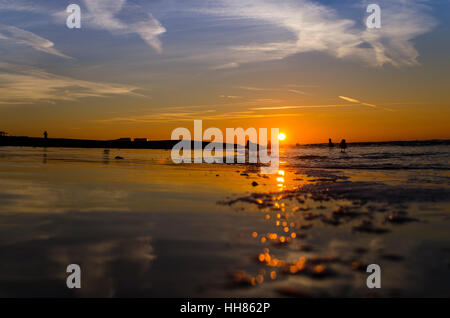 Brighton, East Sussex. 18 gennaio 2017. Regno Unito Meteo. Il sole sorge su una bassa marea su molto freddo e gelido mattino. La giornata dovrebbe rimanere chiaro e soleggiato, con temperature che dovrebbe scendere al di sotto di zero gradi centigradi questa sera, che conducono ad un'altra diffusa sharp frost. Credito: Francesca Moore/Alamy Live News Foto Stock