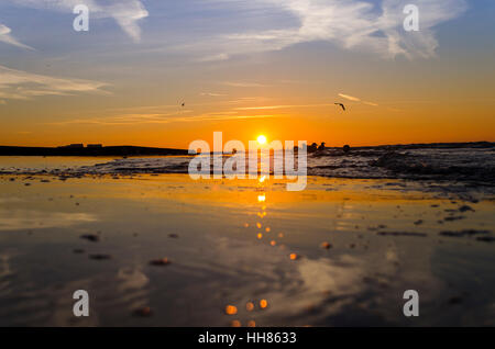 Brighton, East Sussex. 18 gennaio 2017. Regno Unito Meteo. Il sole sorge su una bassa marea su molto freddo e gelido mattino. La giornata dovrebbe rimanere chiaro e soleggiato, con temperature che dovrebbe scendere al di sotto di zero gradi centigradi questa sera, che conducono ad un'altra diffusa sharp frost. Credito: Francesca Moore/Alamy Live News Foto Stock