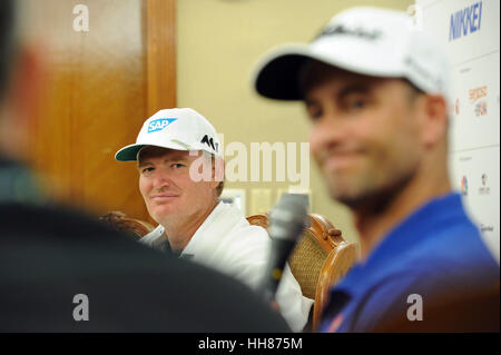 Singapore. 18 gennaio, 2017. South African golfista Ernie Els(L) e golfista australiano Adam Scott frequentare il Singapore Open Golf Tournament pre-concorso conferenza stampa a Singapore, Gennaio 18, 2017. Il Singapore Open si terrà a Singapore il Sentosa Golf Club da Gen 19 al 22 gen. Credito: Quindi Chih Wey/Xinhua/Alamy Live News Foto Stock