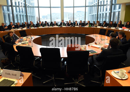 Berlino, Germania. 18 gennaio, 2017. Il Bundestag tedesco la commissione per gli affari interni ha assemblato per una sessione chiusa, a Berlino, Germania, 18 gennaio 2017. Foto: Maurizio Gambarini/dpa/Alamy Live News Foto Stock