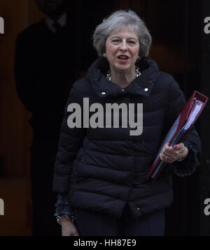 Londra, Regno Unito. 18 gennaio, 2017. Il Primo Ministro inglese Theresa Maggio lascia n. 10 di Downing Street per il PMQ alla House of Commons un giorno dopo la consegna il suo discorso Brexit Credito: amer ghazzal/Alamy Live News Foto Stock