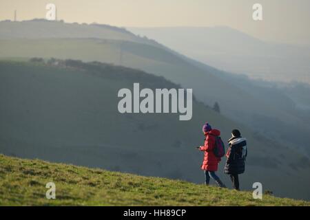 Brighton, Regno Unito. 18 gennaio 2017. Le persone che si godono gli ultimi dei giorni di sole nei pressi di demoni Dyke, Brighton, su un brillante ma freddo giorno. ©Peter Cripps/Alamy Live News Foto Stock