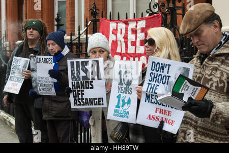 Knightsbridge, Londra. 18 gennaio, 2017. I sostenitori di Wikileaks Editor in Chief di raccogliere al di fuori dell'Ambasciata del Ecuador nel quartiere londinese di Knightsbridge seguenti notizie che Chelsea Manning, transgenderismo whistleblower, che serve attualmente una pena detentiva negli Stati Uniti ha avuto la sua pena commutata dal presidente uscente Barak Obama. Credito: Paolo Davey/Alamy Live News Foto Stock