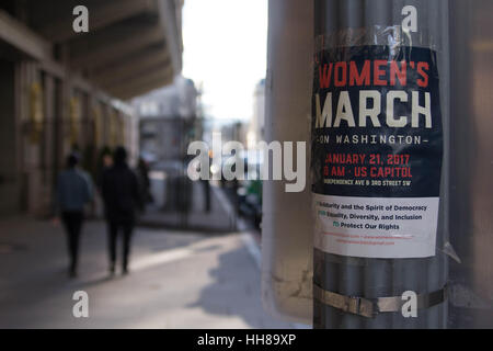 Washington DC, Stati Uniti d'America. 18 gennaio 2017. Un poster pubblicitari le donne del marzo su Washington, che si terrà il giorno dopo la cerimonia di inaugurazione della Trump, pende lungo xii San a Washington D.C., Mercoledì, 18 gennaio 2017. Credito: Michael Candelori/Alamy Live News Foto Stock