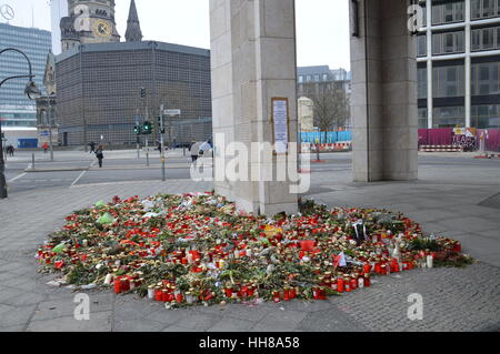 Berlino, Germania. Xviii gen, 2017 - Ad un mese dal terrore di Berlino attacco sulla Breitscheidplatz mercatino di Natale Credit: Markku Rainer Peltonen/Alamy Live News Foto Stock