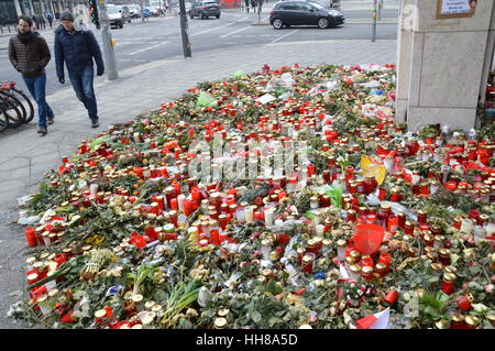 Berlino, Germania. 18 Gennaio 2017 - Ad un mese dal terrore di Berlino attacco sulla Breitscheidplatz Chrismas del mercato del credito: Markku Rainer Peltonen/Alamy Live News Foto Stock