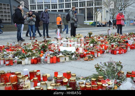 Berlino, Germania. Xviii gen, 2017 - Ad un mese dal terrore di Berlino attacco sulla Breitscheidplatz mercatino di Natale Credit: Markku Rainer Peltonen/Alamy Live News Foto Stock