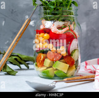 Con insalata di gamberetti e ceci in barattolo. Amore per il cibo sano concetto Foto Stock