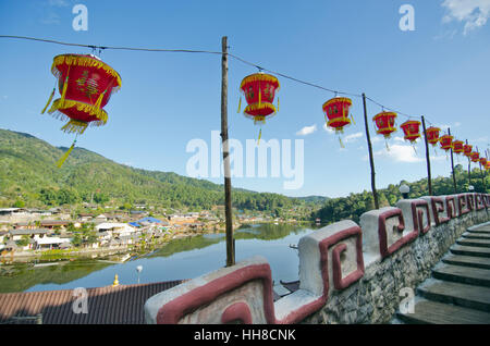 Divieto Ruk villaggio thailandese, stile cinese vista del fiume di fronte alla montagna, Mae Hong Son Thailandia Foto Stock