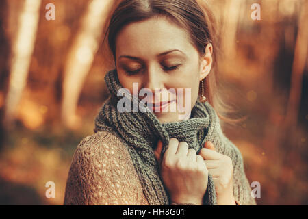 Giovane donna autunno ritratto. Pellicola rossa stile colori retrò effetto. Foto Stock