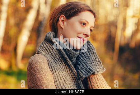 Giovane donna autunno ritratto in caldi colori rosso Foto Stock