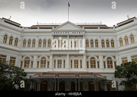 La facciata della storica Raffles Hotel di Singapore. Foto Stock