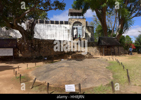 Un cuore a forma di pietra sacrificale nella parte anteriore di un ingresso per il palazzo di Ambohimanga nei pressi di Antananarivo in Madagascar Foto Stock