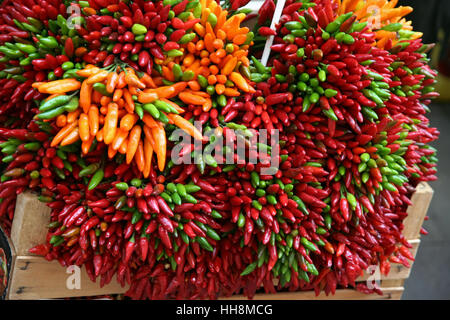 Rosso e arancio peperoncino. Il peperoncino su un mercato pubblico. Foto Stock