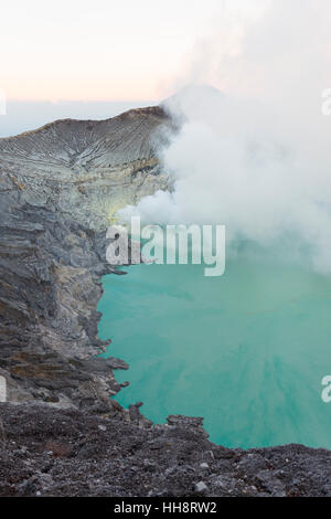 Vulcano Kawah Ijen, crateri vulcanici con il cratere del lago e bocchette per la cottura a vapore, Banyuwangi, Sempol, Java Orientale, Indonesia Foto Stock