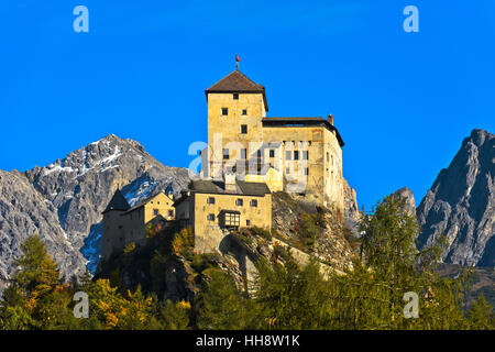 Il castello di Tarasp, Tarasp, Scuol, Bassa Engadina, Grigioni, Svizzera Foto Stock