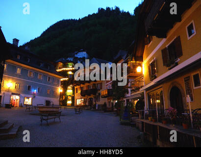 Serata mozzafiato vista di Marktplatz o Piazza del Mercato, Patrimonio Mondiale UNESCO villaggio di Hallstatt in Austria Foto Stock