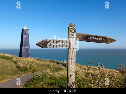 Un tratto del sentiero a piedi su Samphire Hoe, con la Samphire Hoe torre in background, Foto Stock