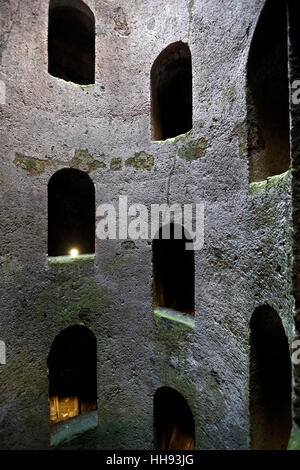 ORVIETO, Italia, Luglio 28, 2016: vista dall'interno del borgo medievale di Pozzo di San Patrizio sulla luglio 28, 2016 a Orvieto, Umbria, Italia. Foto Stock