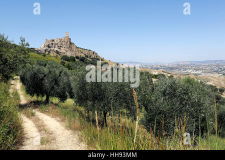 Vista della città fantasma Craco, vicino Matera, Basilicata, il sud dell'Italia. Foto Stock