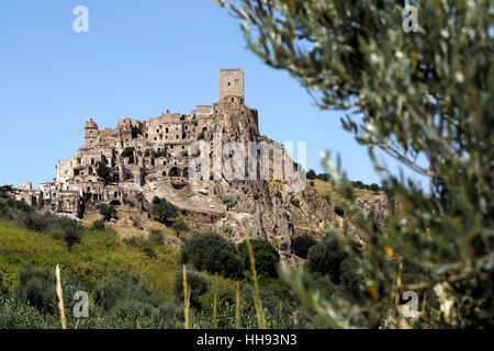 Vista della città fantasma Craco, vicino Matera, Basilicata, il sud dell'Italia. Foto Stock