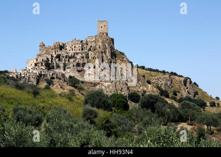 Vista della città fantasma Craco, vicino Matera, Basilicata, il sud dell'Italia. Foto Stock