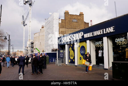 Viste intorno Tottenham e White Hart Lane football ground stadium di Tottenham Hotspur compresi gli speroni Shop Foto Stock