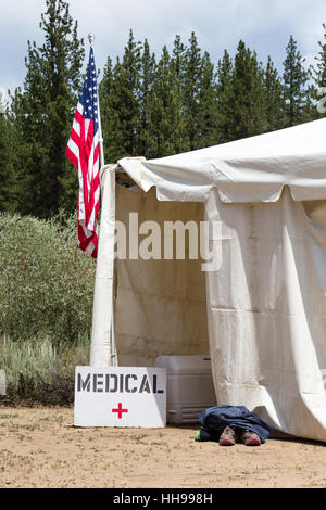 Medical tenda ingresso con una fatta a mano segno medico e una bandiera americana. Guide della stazione di aiuto con le scarpe fuori dall'ingresso. Foto Stock