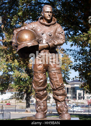 Statua dell'astronauta presso lo U.S. Space & Rocket Center di Huntsville, Alabama, celebra l'eredità dell'esplorazione spaziale americana e la storia della NASA. Foto Stock