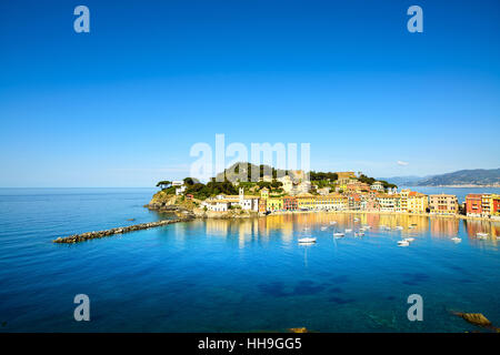 Sestri Levante La Baia del Silenzio o Baia del Silenzio del porto di mare e vista sulla spiaggia di mattina. Liguria, Italia. Foto Stock