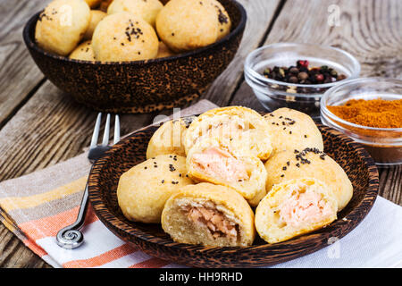 La piccola pasticceria con pesce e semi di Chia Foto Stock