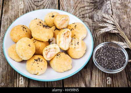 La piccola pasticceria con pesce e semi di Chia Foto Stock