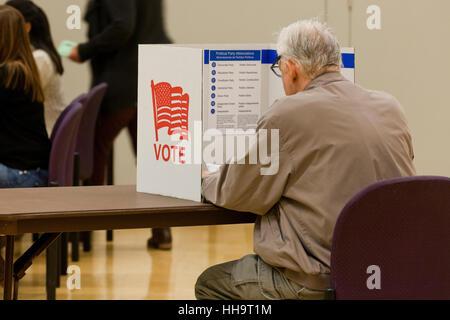 Senior uomo voto decisivo a urna durante 2016 elezioni generali - Arlington, Virginia, Stati Uniti d'America Foto Stock