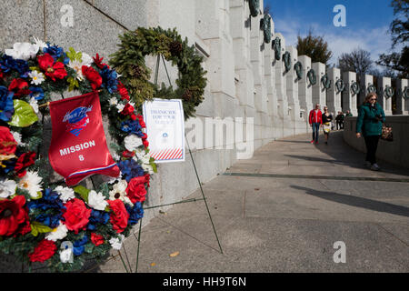 Ghirlande posta in entrata del National Memoriale della Seconda Guerra Mondiale sul giorno di veterani - Washington DC, Stati Uniti d'America Foto Stock