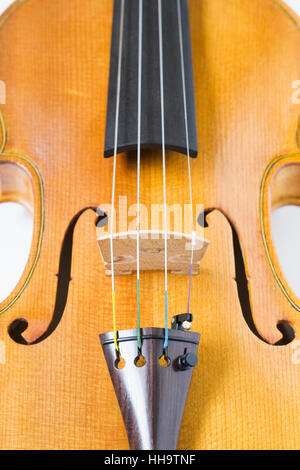 Close up di un violino che mostra il ponte. Foto Stock