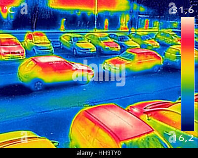 Immagine termica mostra automobili parcheggiate presso town parking lot Foto Stock