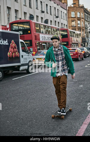 Guidatore di skateboard. Lo skateboard. Skateboard a lavorare. Dalston. Hackney. Foto Stock