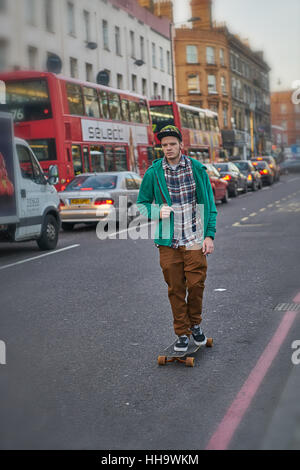 Guidatore di skateboard. Lo skateboard. Skateboard a lavorare. Dalston. Hackney. Foto Stock