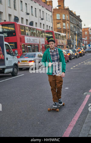 Guidatore di skateboard. Lo skateboard. Skateboard a lavorare. Dalston. Hackney. Foto Stock