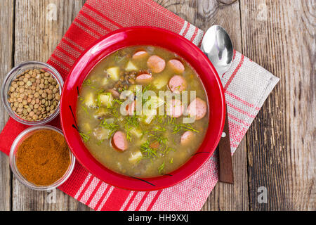 Zuppa di lenticchie verdi in un rosso coppa in ceramica Foto Stock