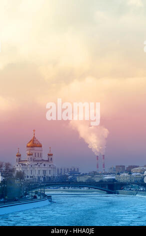 Foto Paesaggio invernale con la chiesa del Cristo Salvatore e il fiume Foto Stock