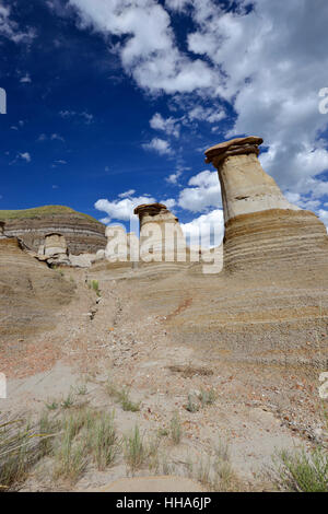 Formazioni geologiche noto come 'hoodoos"; il risultato di erosione. Drumheller, Alberta, Canada. Foto Stock