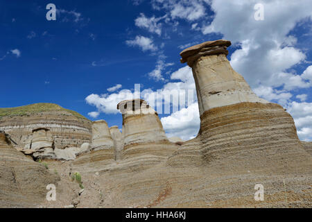 Formazioni geologiche noto come 'hoodoos"; il risultato di erosione. Drumheller, Alberta, Canada. Foto Stock