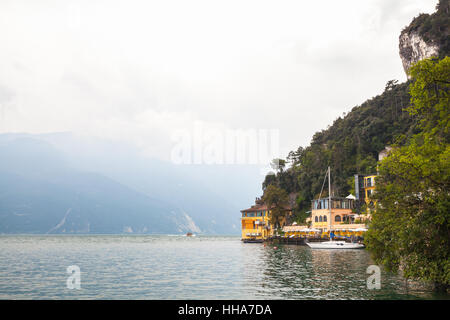 Casa di vacanza in riva del lago di Garda in Italia Foto Stock