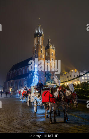 Carrelli per cavalcare i turisti sullo sfondo della cattedrale Mariacki Foto Stock