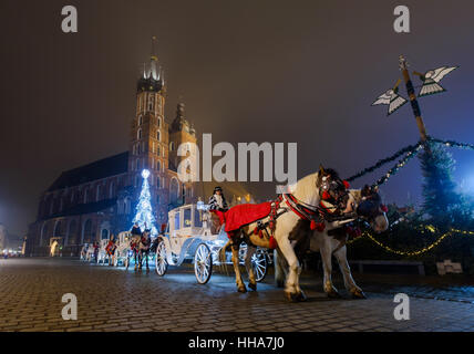 Carrelli per cavalcare i turisti sullo sfondo della cattedrale Mariacki Foto Stock