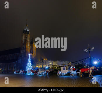 Carrelli per cavalcare i turisti sullo sfondo della cattedrale Mariacki Foto Stock