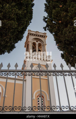 Chiesa towewr e la campana della chiesa greco ortodossa in horio sull isola di symi Grecia. Foto Stock